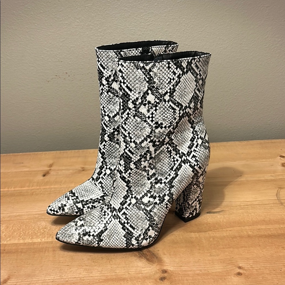 Black and White Heeled Boots with Snakeskin Pattern and Chunky Heel